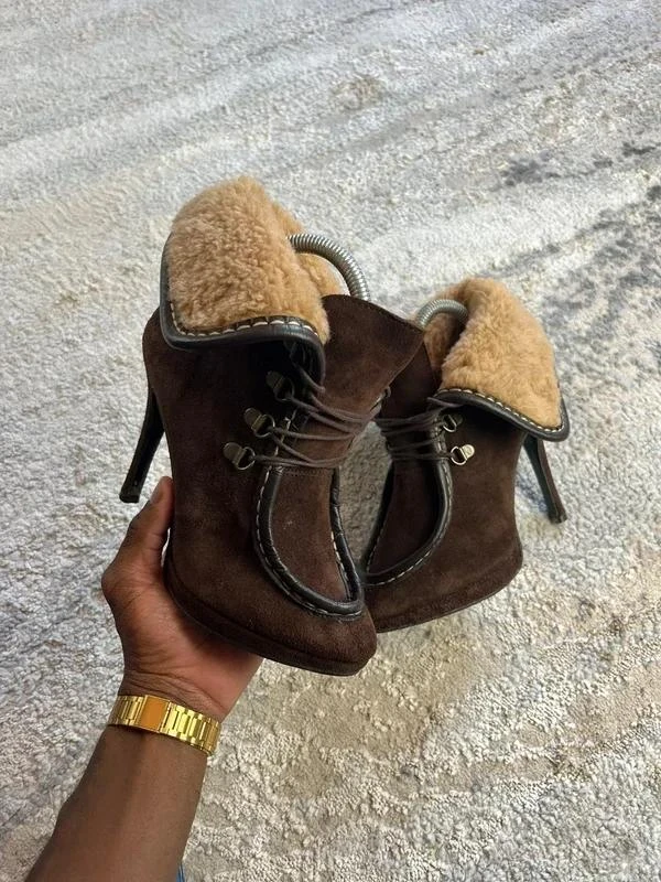 Botas de salto de couro marrom com pelo